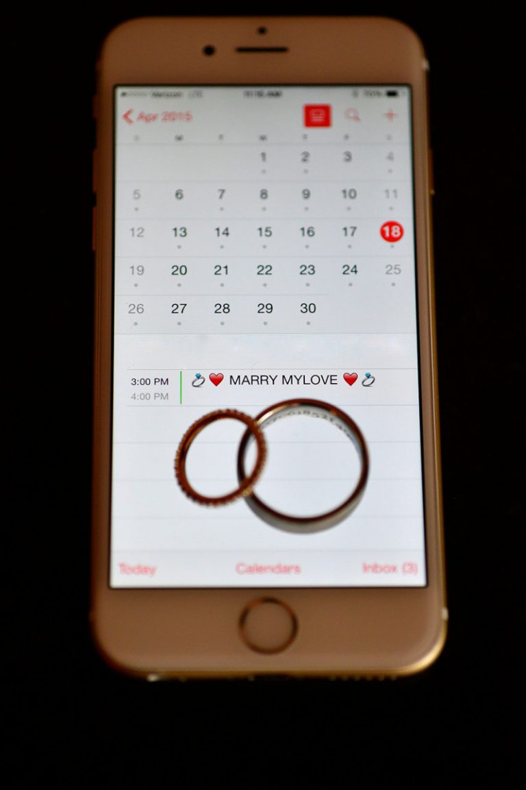 Smartphone calendar displaying a reminder for a wedding with two wedding rings.